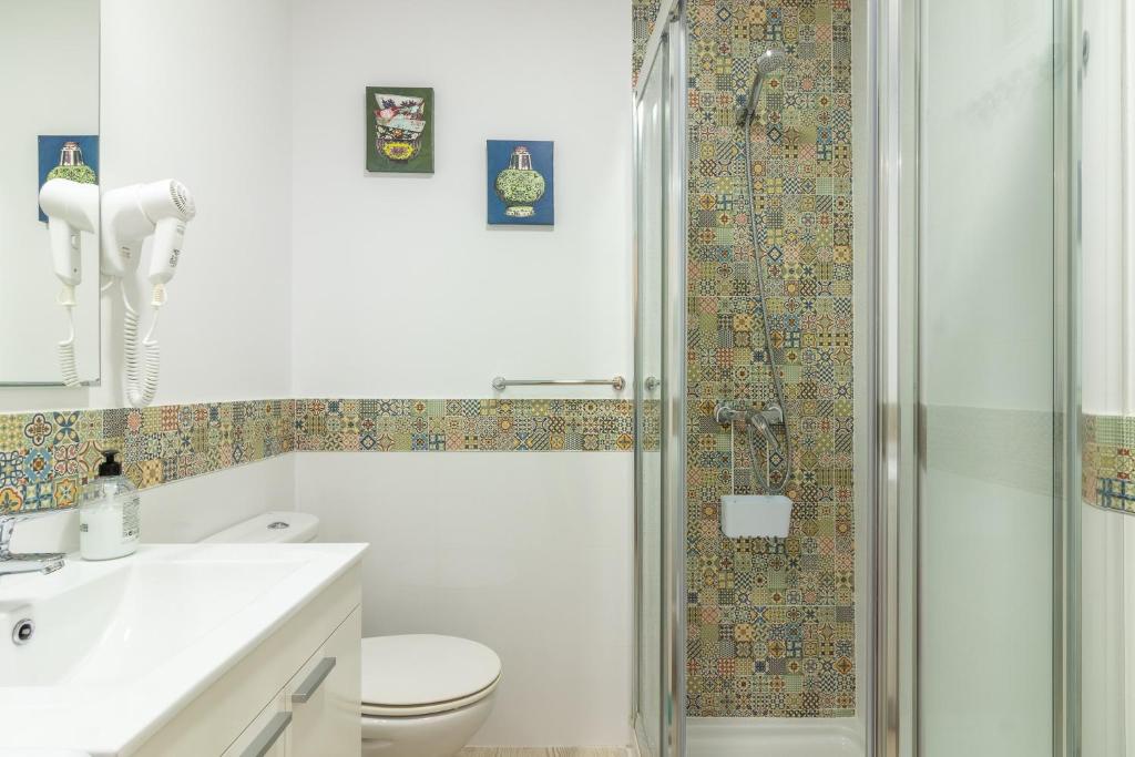 A bathroom at Flatguest Mary Sanchez