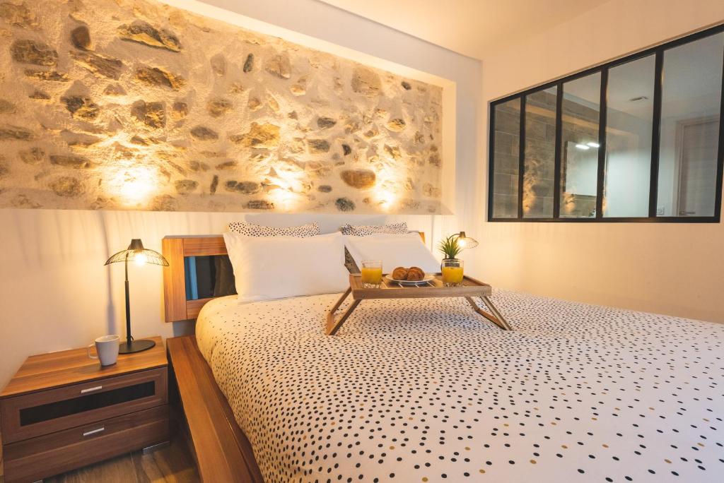 ein Schlafzimmer mit einem Bett und einem Tisch darauf in der Unterkunft La Source d'Arbère in Divonne-les-Bains