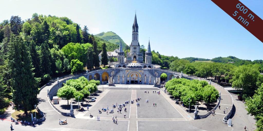 Private Independant flat - Lourdes city center - 2 Balconies - One-Bedroom Apartment