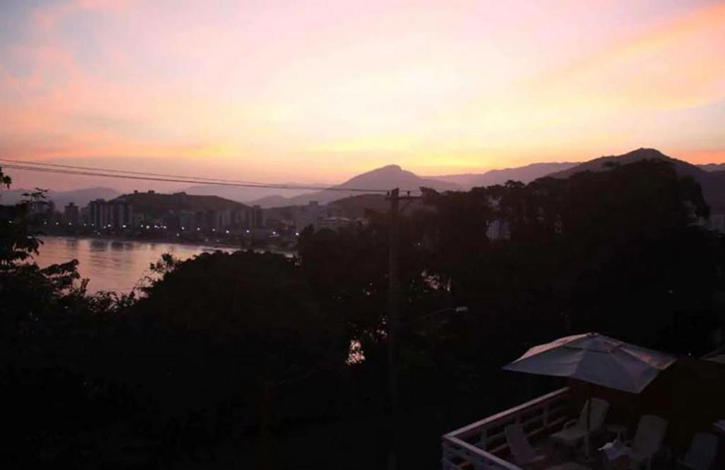  Honey Moon - Vista do mar na cama.
