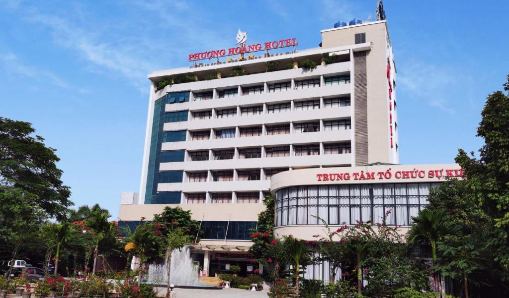 um edifício com um sinal em cima em Phuong Hoang Hotel em Thanh Hóa