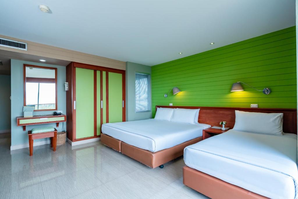 Postel nebo postele na pokoji v ubytování Long Beach Cha-Am Hotel