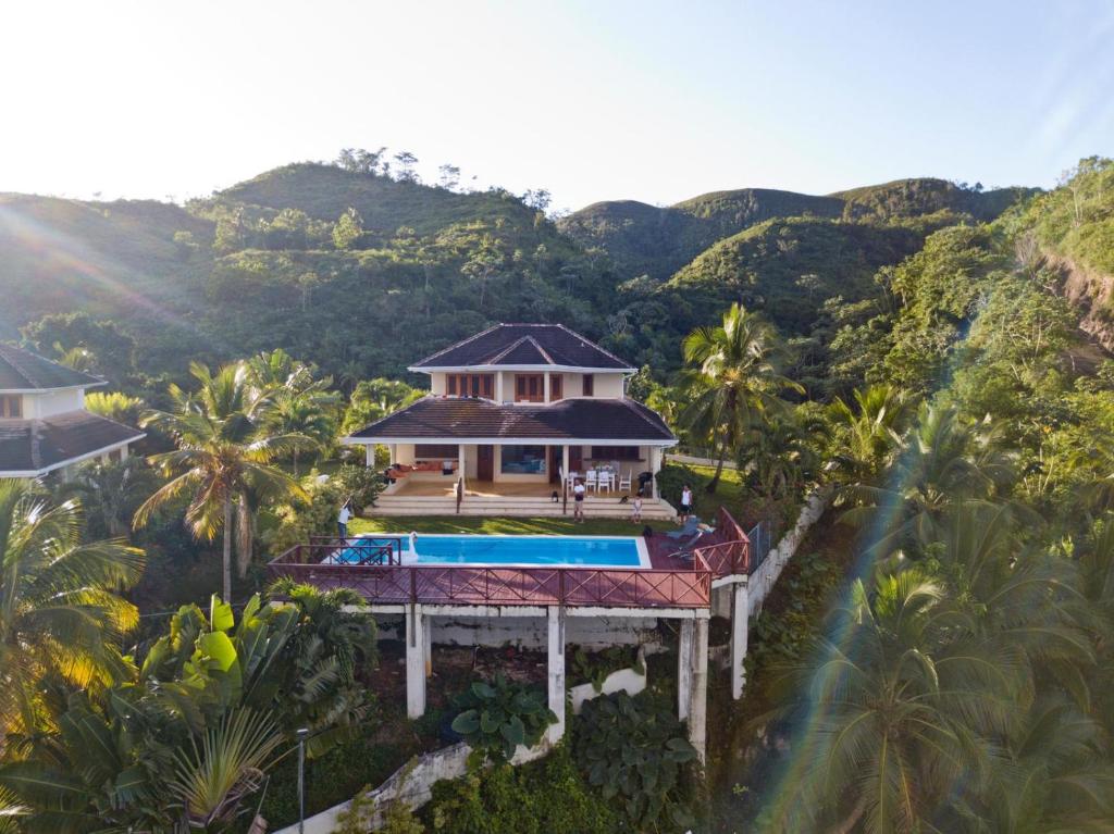 uma vista aérea de uma casa com piscina em Bella Vista em Las Terrenas