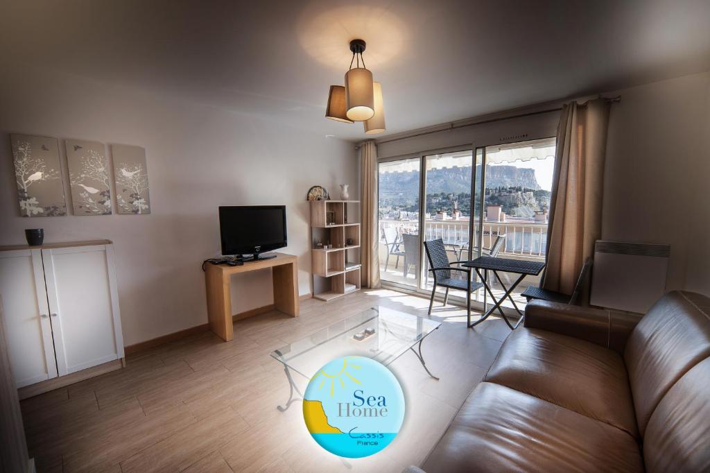 a living room with a couch and a tv at SEA HOME vue mer in Cassis
