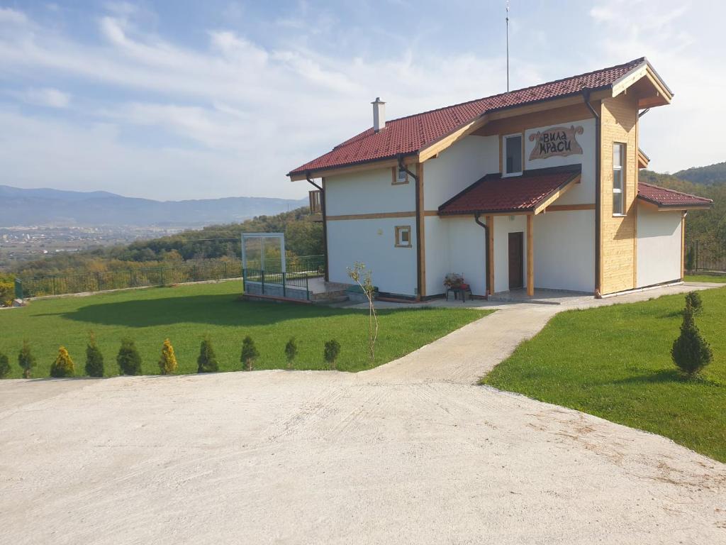 una casa su una collina con una strada sterrata di AMAZING view, privacy and comfort - Villa Krasi a Blagoevgrad
