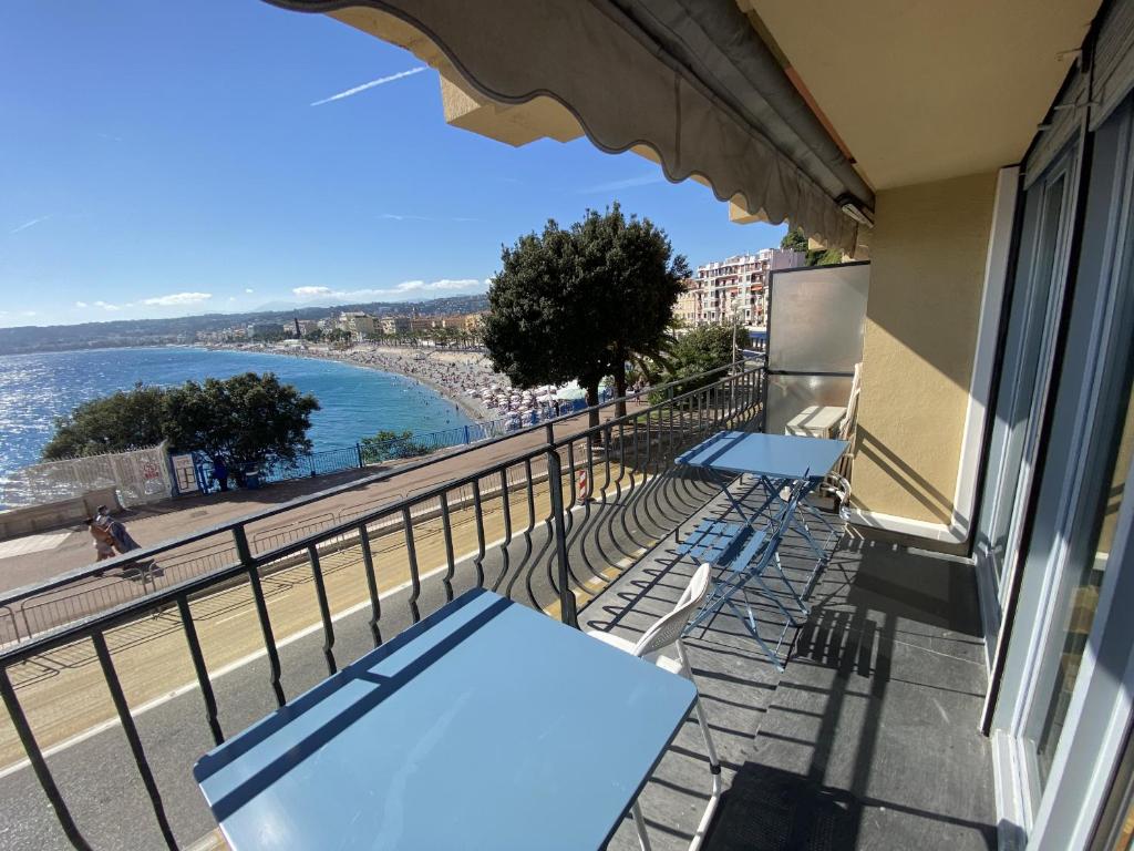 Un balcón con mesas y sillas y vistas al océano. en PROMENADE HOLIDAY - OLD TOWN PANORAMIC, en Niza