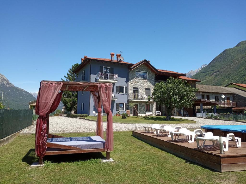 a bed in the yard of a house at Casa Vacanze Zia Vivina in Sorico