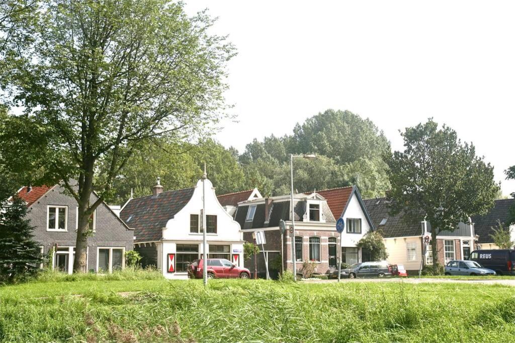 アムステルダムにあるPark View Apartmentの野原に停車した家屋群