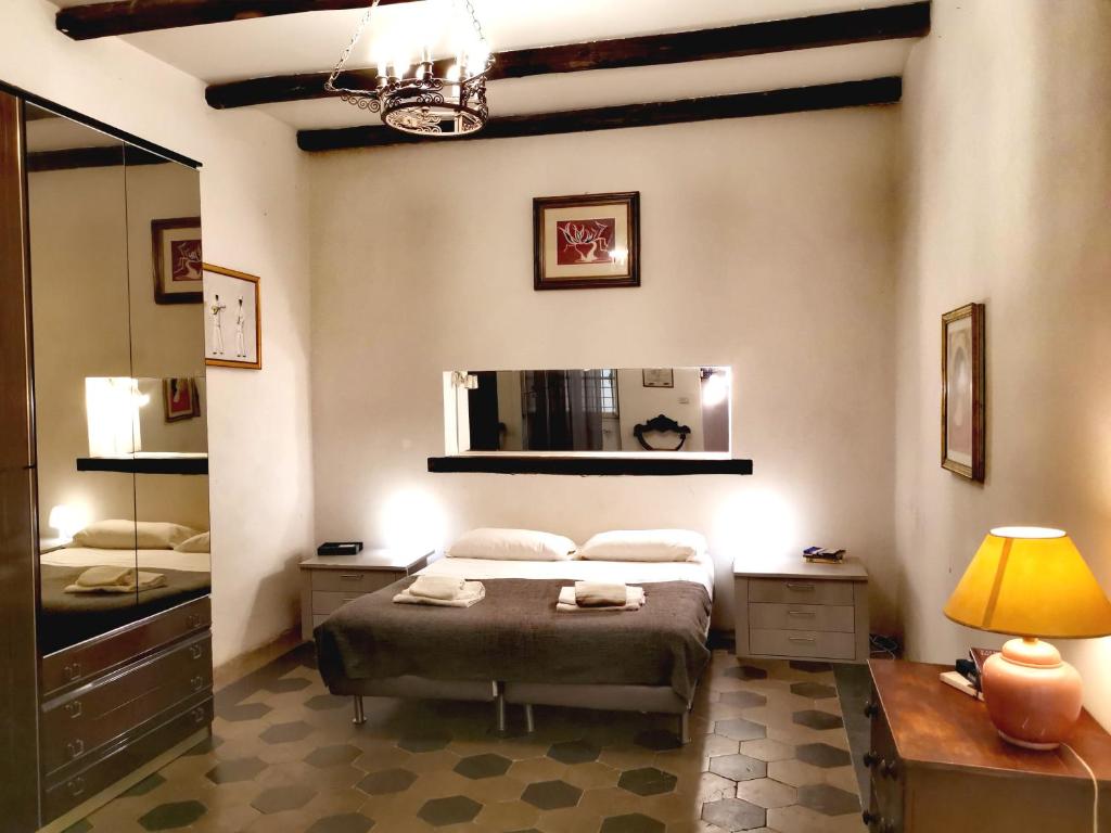 ローマにあるCozy 59のベッドルーム(ベッド1台、テーブル、鏡付)