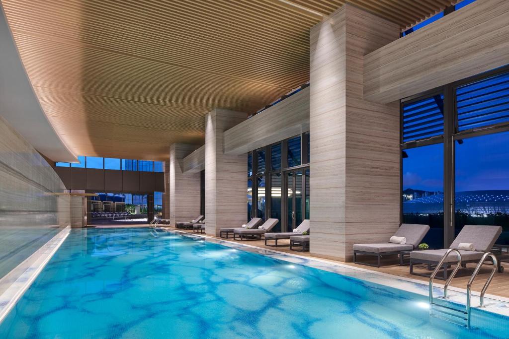 Bazén v ubytování Hyatt Regency Hengqin nebo v jeho okolí