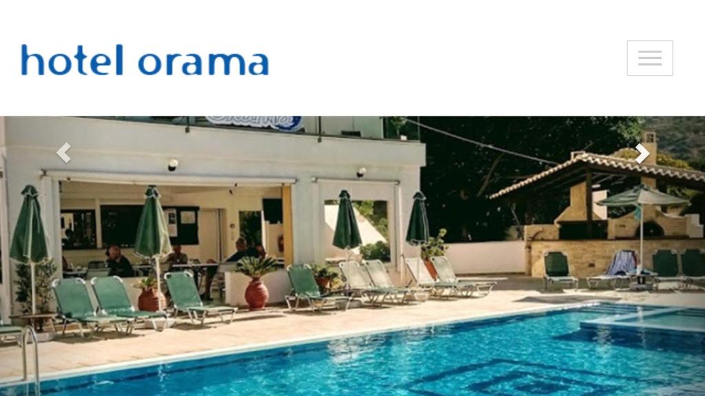 piscina con sedie e una camera d'albergo di Hotel Orama-Matala a Mátala