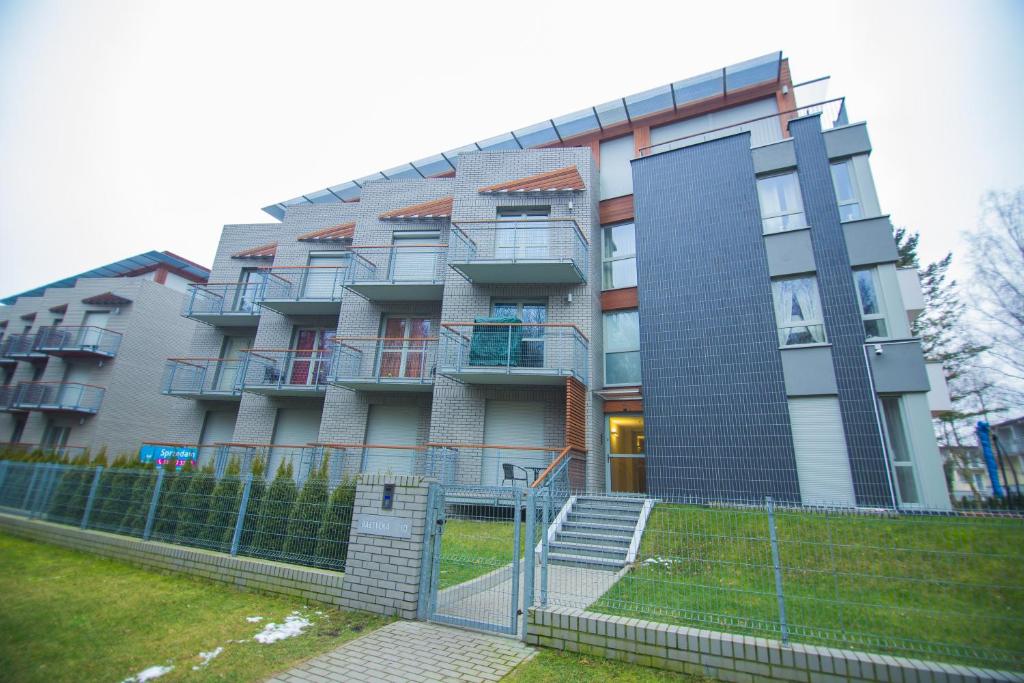 budynek z płotem przed nim w obiekcie Apartamenty Świnoujście - Bałtycka w Świnoujściu
