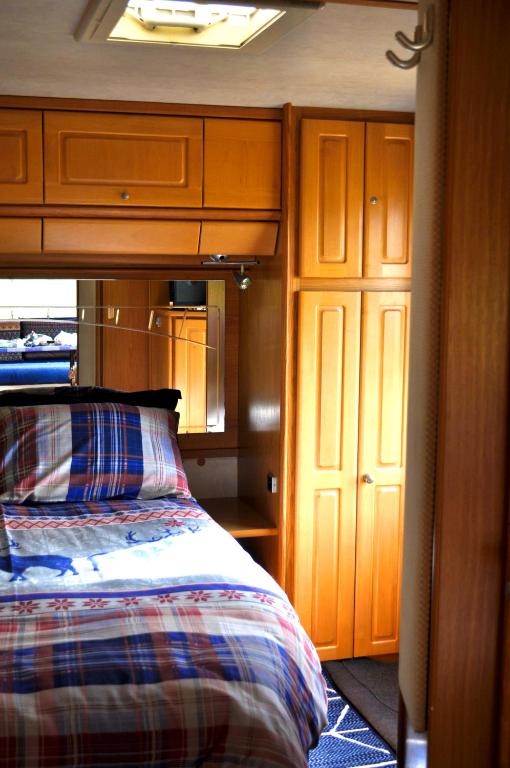 Postel nebo postele na pokoji v ubytování Guillerin Caravan and Glamping