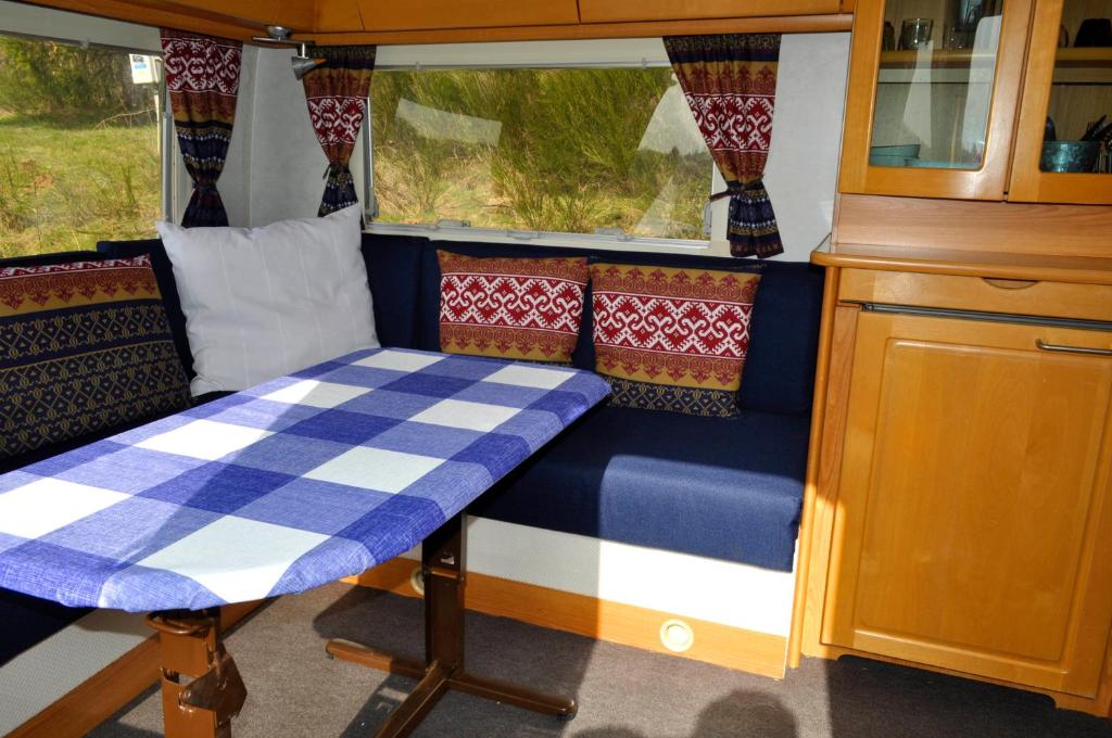 Posezení v ubytování Guillerin Caravan and Glamping