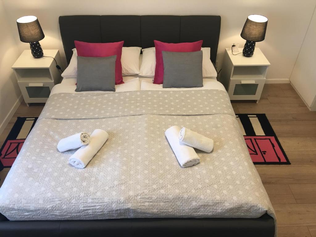 Posteľ alebo postele v izbe v ubytovaní Downtown Luxury Apartment