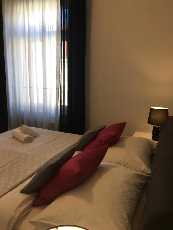 Posteľ alebo postele v izbe v ubytovaní Downtown Luxury Apartment