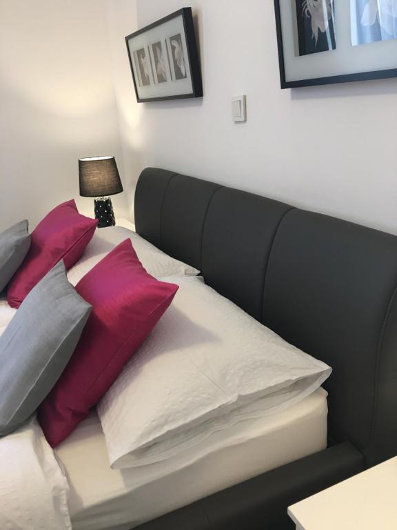Posteľ alebo postele v izbe v ubytovaní Downtown Luxury Apartment