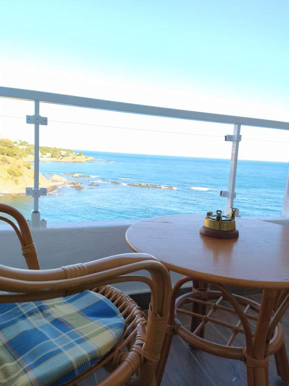 a table and chairs with a view of the ocean at Ca la Nuri Pis 4 vistas al mar in Llança