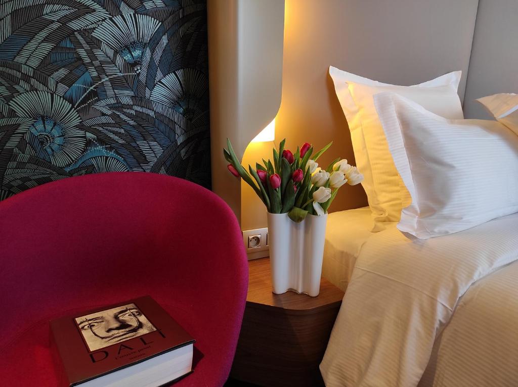 Кровать или кровати в номере Dali Hôtel Perpignan - Restaurant