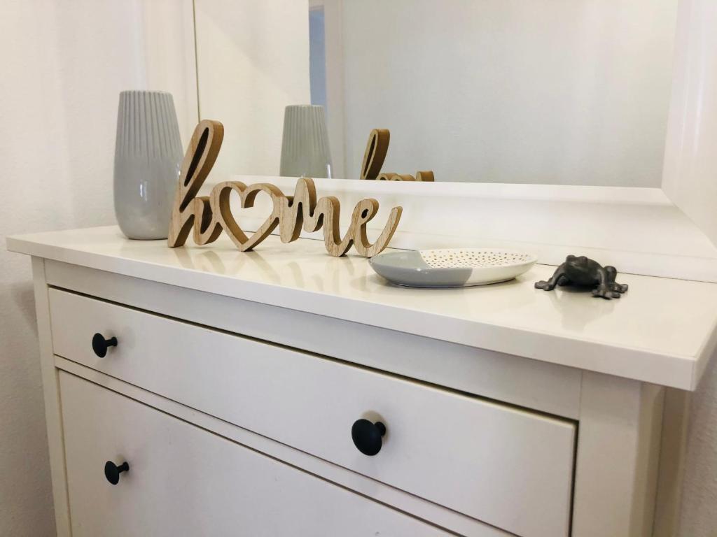 a white dresser with a sign that says nothing on it at Apartamento Llimera Altea in Altea