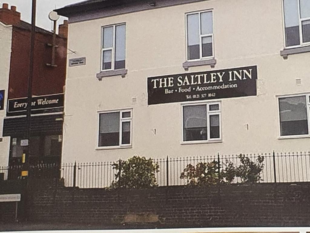 un edificio con un cartel que lee la posada salivando en The Saltley Inn, en Birmingham