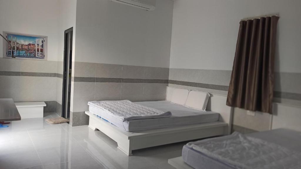 Postel nebo postele na pokoji v ubytování Cát Khuê Motel