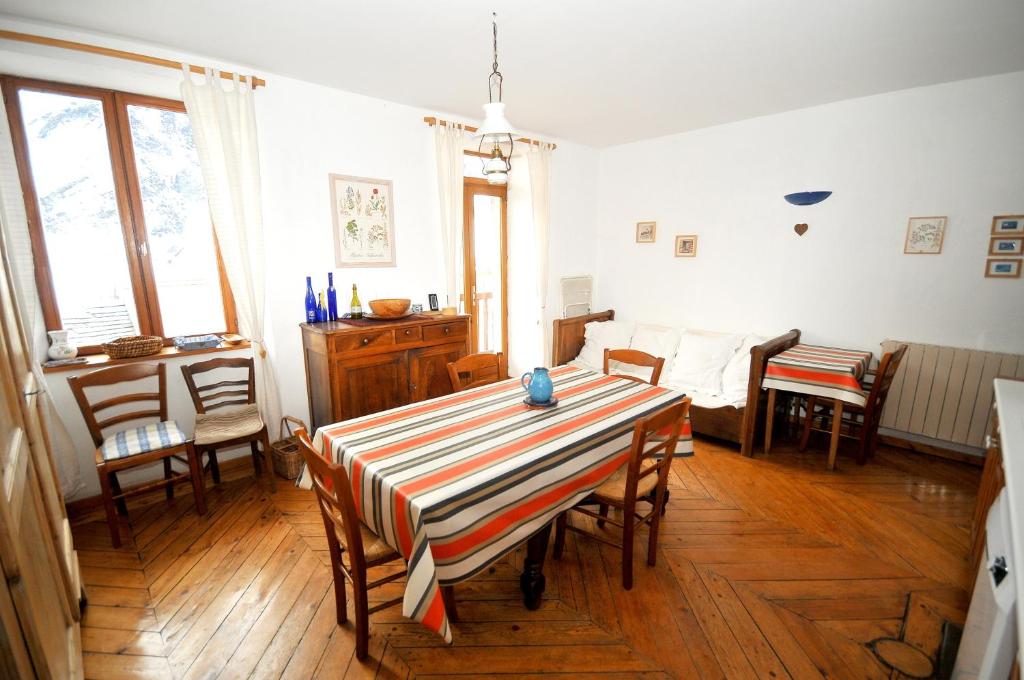 Re&scaron;taur&aacute;cia alebo in&eacute; gastronomick&eacute; zariadenie v ubytovan&iacute; Appartement de 2 chambres avec balcon et wifi a La Grave