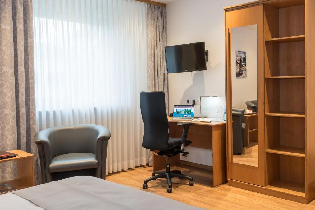 TV a/nebo společenská místnost v ubytování Hotel Elysee