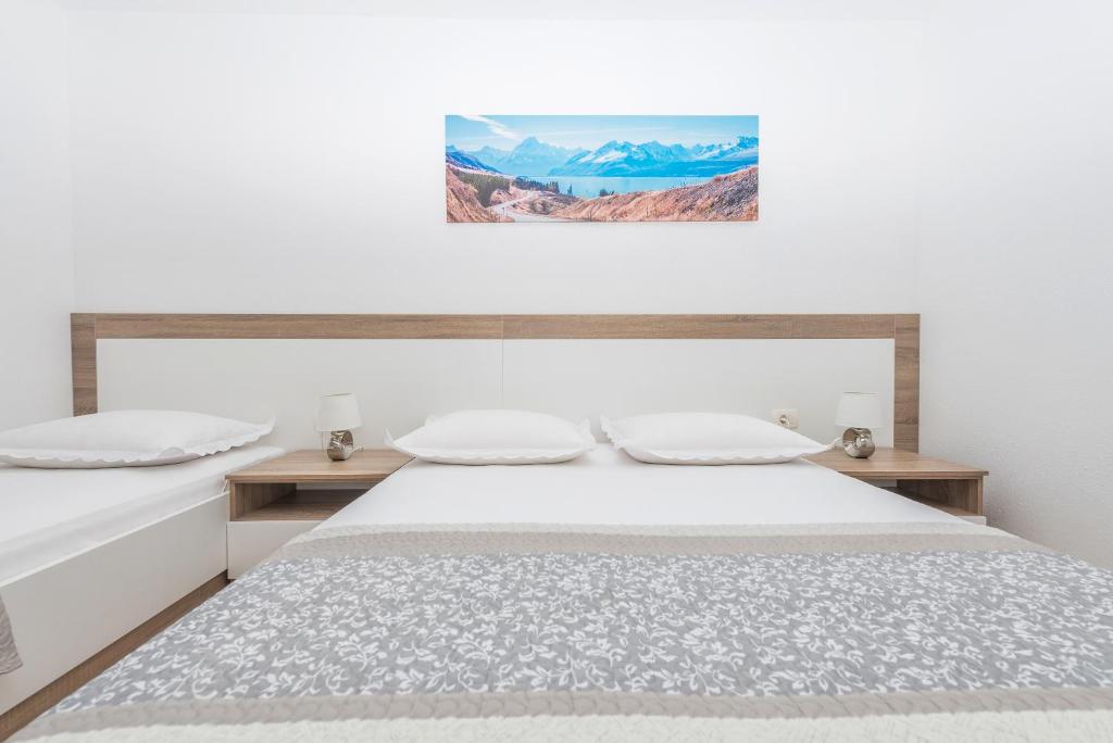 Postel nebo postele na pokoji v ubytování Apartmani Katarina