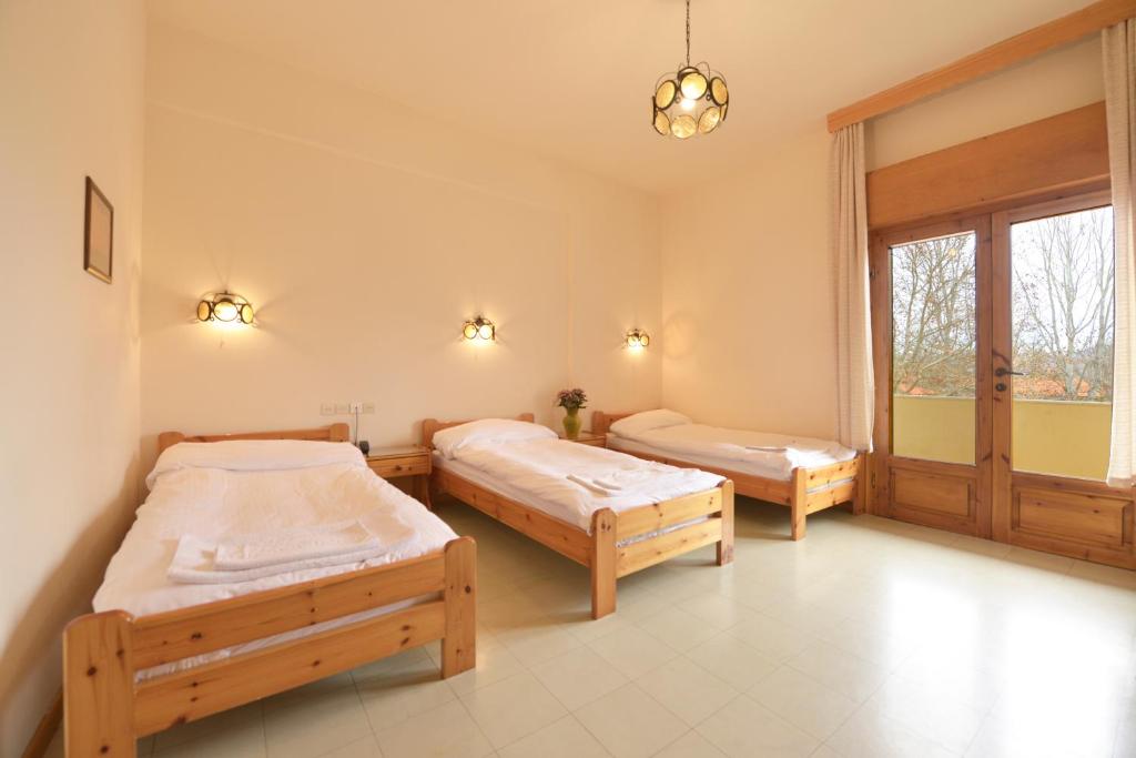 Łóżko lub łóżka w pokoju w obiekcie Yannis Hotel