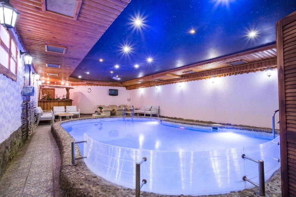 Bazén v ubytování Spa-Hotel Myslyvskiy Dvir nebo v jeho okolí