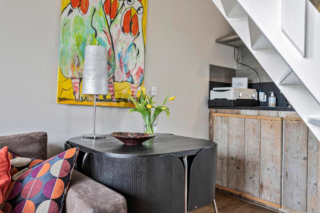 a living room with a table and a couch at Apartment De Stranding in Egmond aan den Hoef