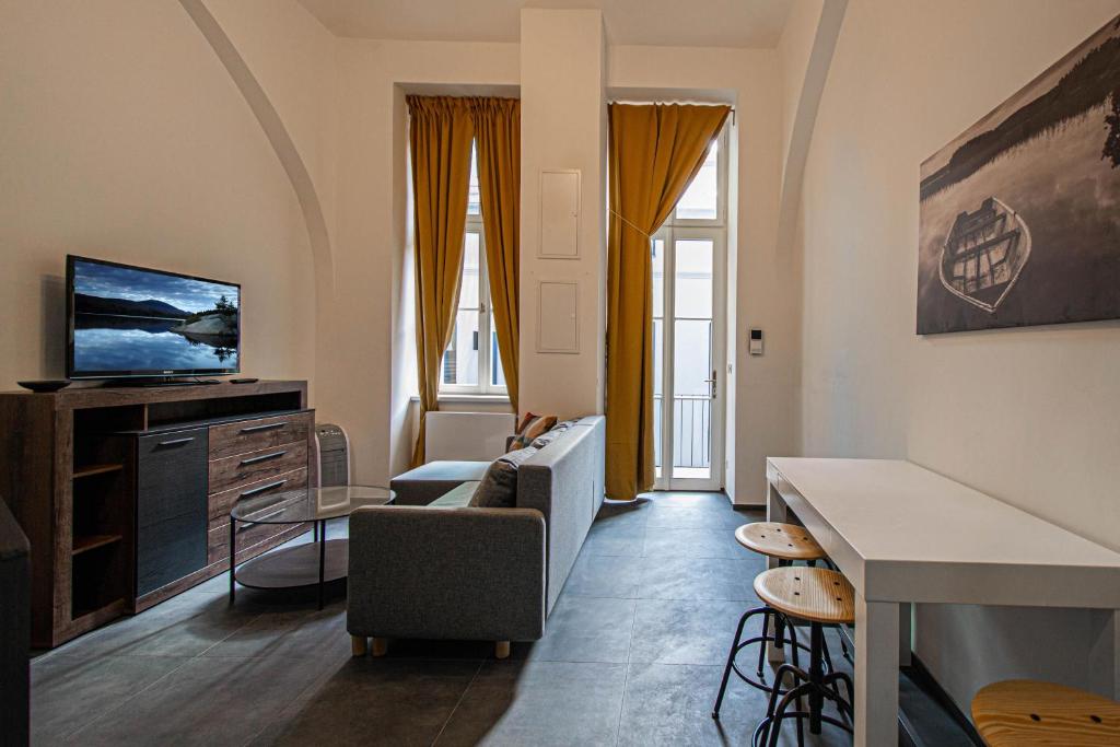 - un salon avec un canapé et une télévision dans l'établissement Main train station apartment close to the the Main Square!, à Prague