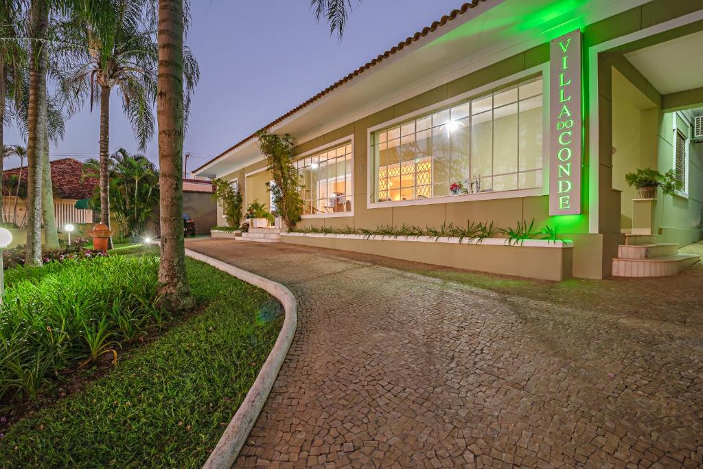 a building with a green sign on the side of it at Villa do Conde in Brotas