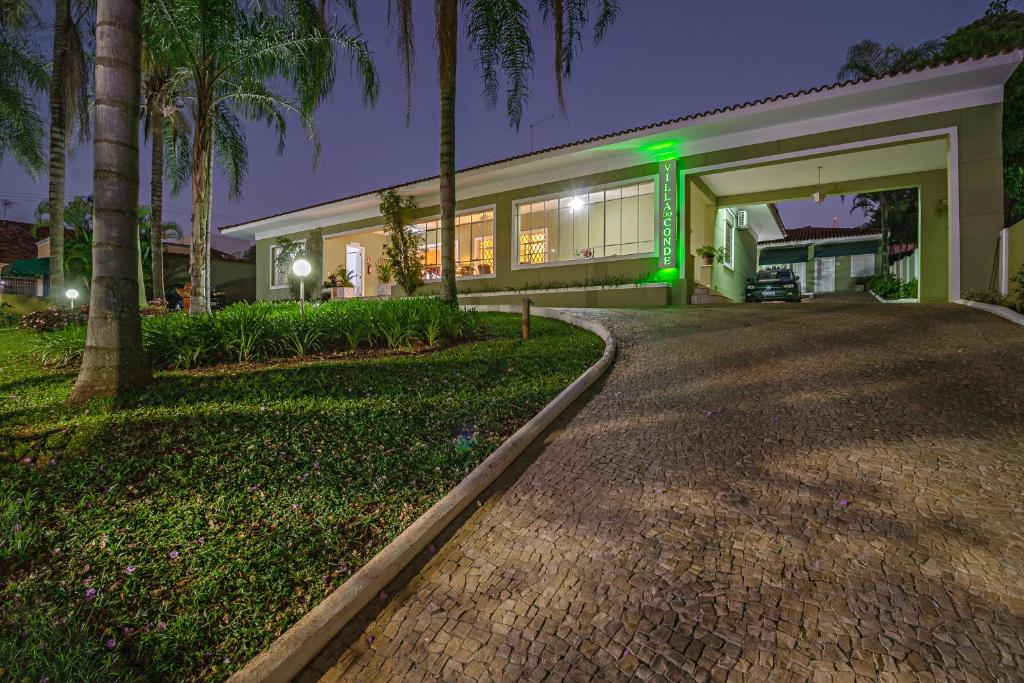 a house with a green light on the front of it at Villa do Conde in Brotas