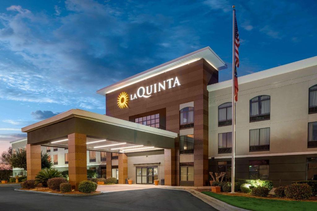 - une vue sur l'extérieur d'un hôtel drapeau américain dans l'établissement La Quinta Inn & Suites by Wyndham-Albany GA, à Albany