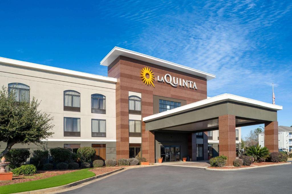 ein Hotel mit einem Sonnenschild auf der Vorderseite eines Gebäudes in der Unterkunft La Quinta Inn & Suites by Wyndham-Albany GA in Albany