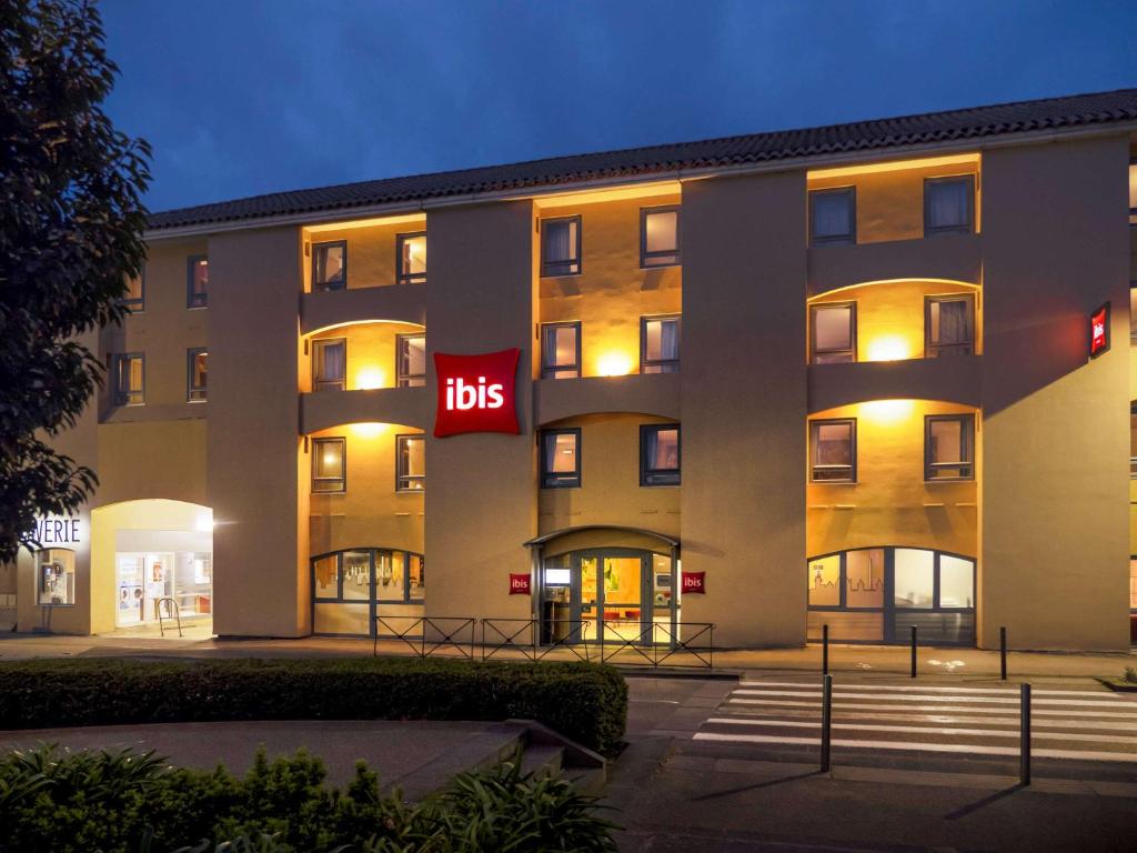 カルカソンヌにあるibis Carcassonne Centre - La Citéのホテルの横にahsの看板