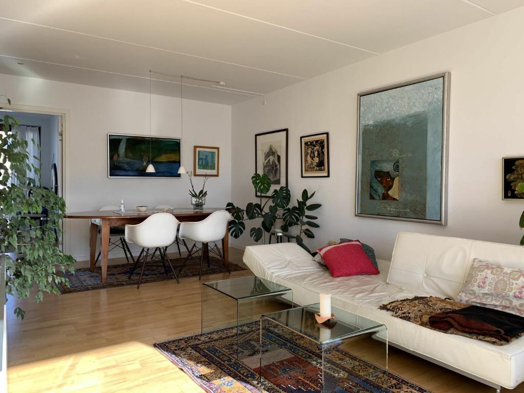 コペンハーゲンにあるApartmentInCopenhagen Apartment 651のリビングルーム(白いソファ、テーブル付)