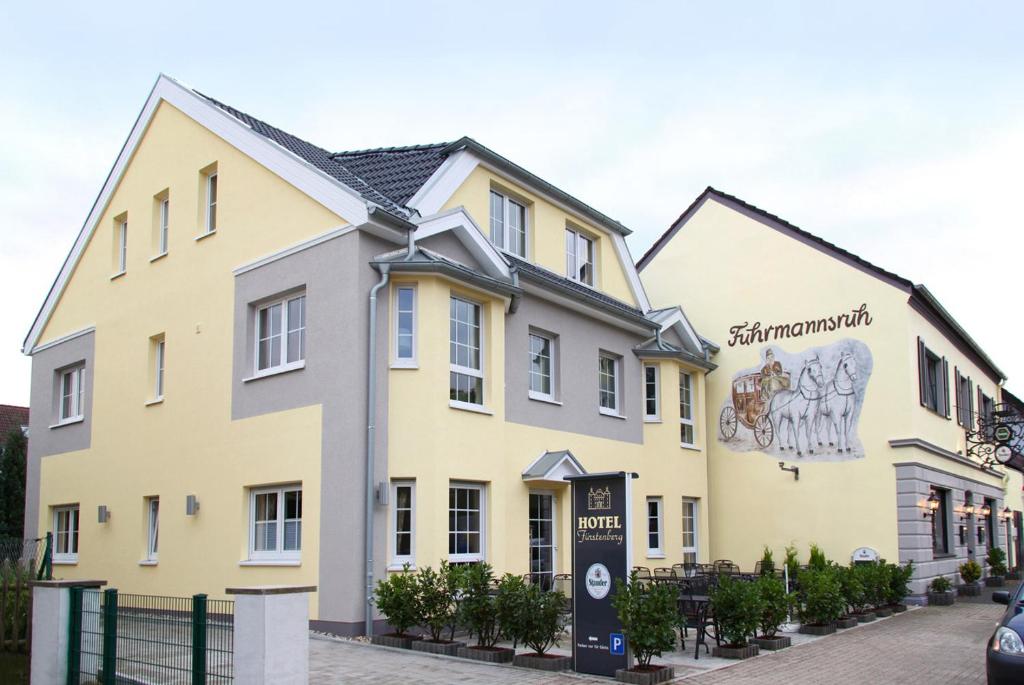 um grande edifício amarelo com um sinal em frente em Hotel Fürstenberg em Essen