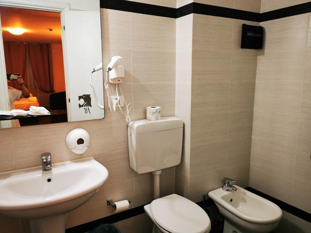 Koupelna v ubytování New Alexander Hotel