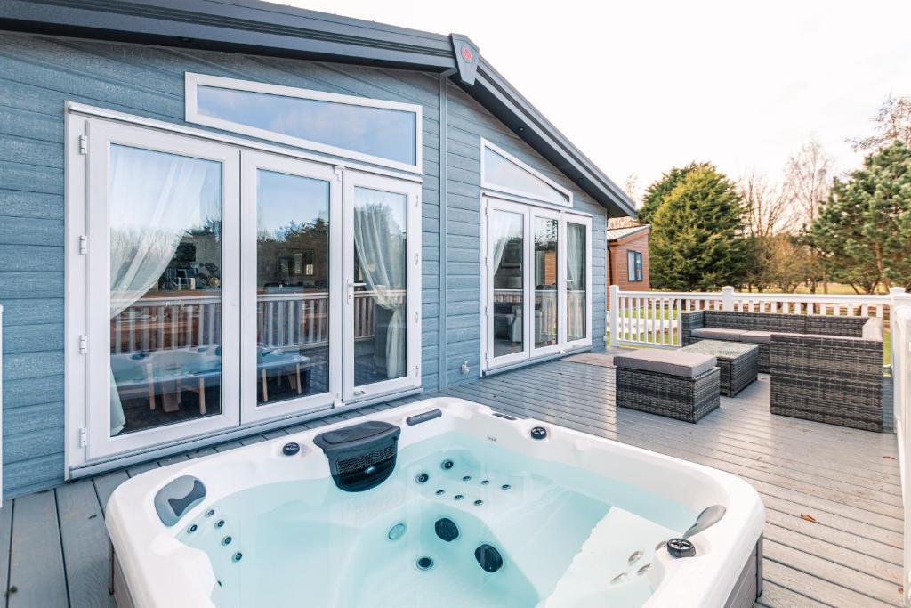 Sutton Lodge with Hot Tub