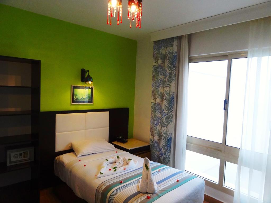 Postel nebo postele na pokoji v ubytování Naama Blue Hotel