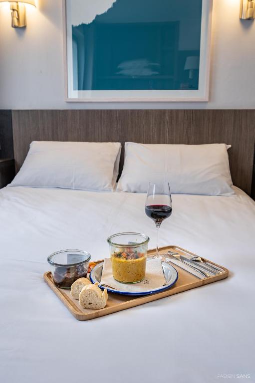 Postel nebo postele na pokoji v ubytování Hotel Gascogne