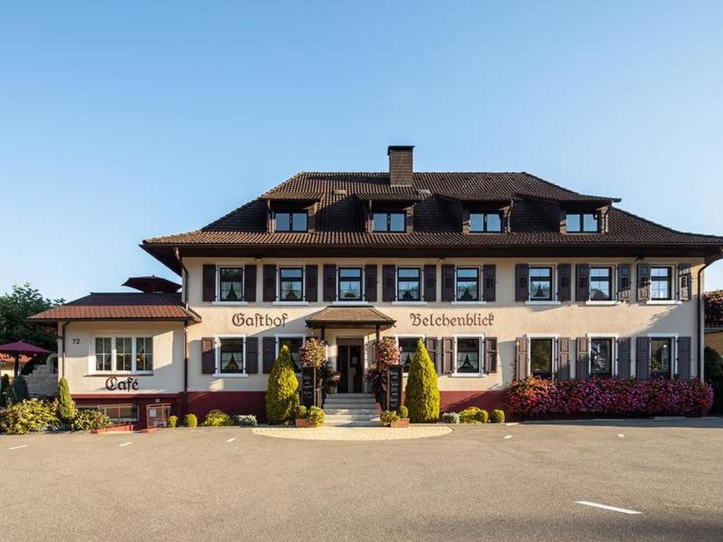 un grande edificio con molte finestre di Gasthof Belchenblick a Münstertal/Schwarzwald