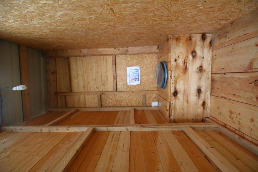 an empty room with wooden floors and a wooden wall at camping chez l&#39;habitant in Noyal-Muzillac