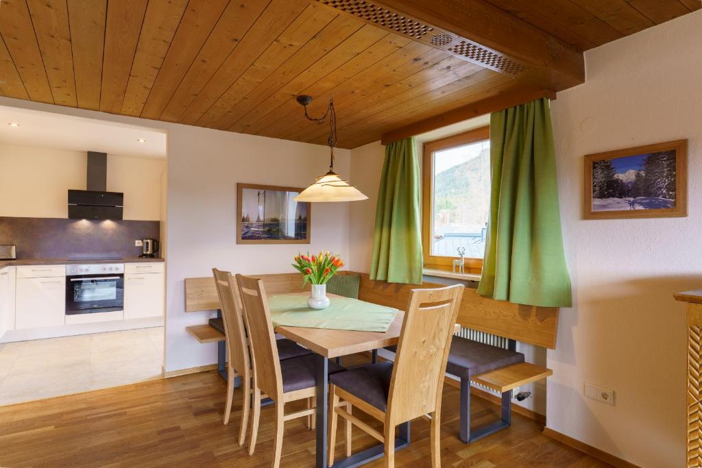Kuchyň nebo kuchyňský kout v ubytování Apartmenthaus Jagdhof