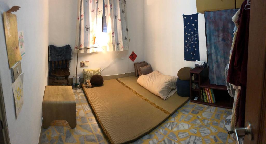 Postel nebo postele na pokoji v ubytování 紅色鐵門