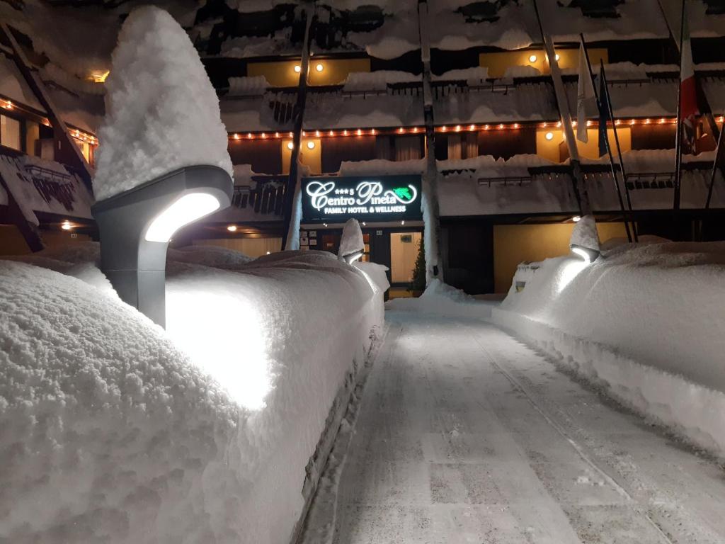 ein Raum voller schneebedeckter Rampen mit Lichtern in der Unterkunft Centro Pineta Family Hotel & Wellness in Pinzolo