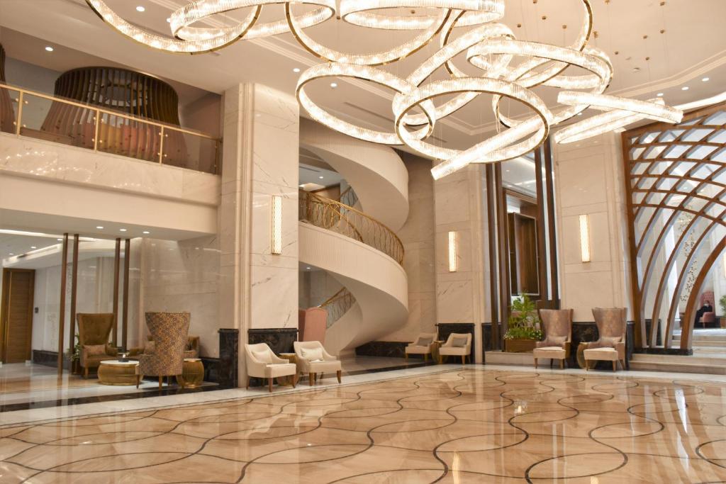 De lobby of receptie bij Midan Hotel & Suites Al Aziziya